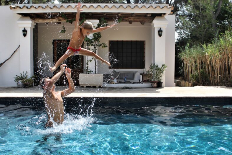 Vor allem aus hygienischen Gründen sollte der Pool die richtige Filteranlage haben. Foto: purpleperny via Twenty20