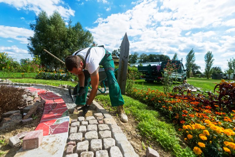 Zum neuen Haus gehört auch ein schön gestalteter Garten. Foto: © reichdernatur / stock adobe