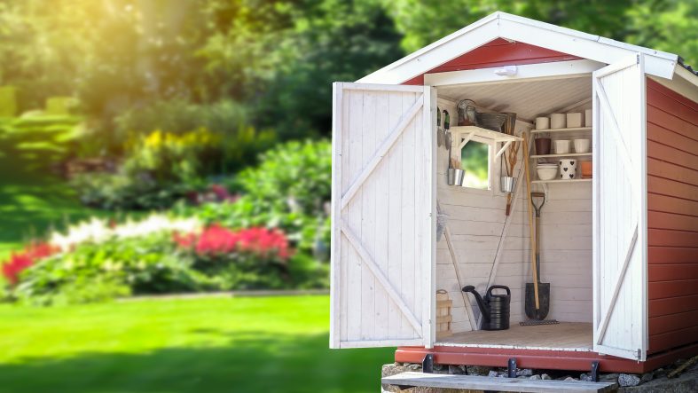 Bei der Planung und beim Aufbau eines Gartenhauses sind oft auch rechtliche Vorgaben zu beachten. Foto ©Forenius stock adobe